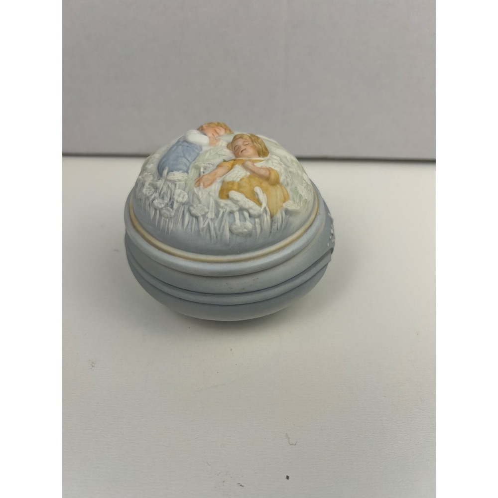Avon 1985 Golden Dreams Porcelain Music Box Hand painted Boy &‎ Girl Embossed